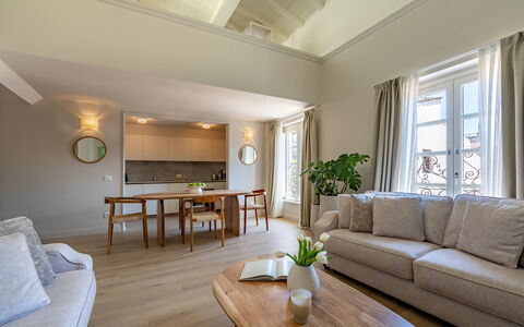 Elegant Apartments Near the Duomo: Meubles, Design Intérieur, Sol, Bois, Plafond, Sol, Canapé, Table, Pièce, Salon