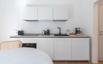 Deservi Elegant Apt. Leonardo: Meubles, Design Intérieur, Cuisine, Comptoir, Cabinetry, Appareil De Cuisine, Bois, Sol, Pièce, Sol