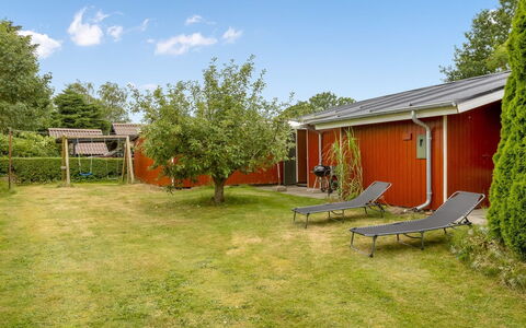 Wiggi - 250M from the Sea: Meubles, Table, Mobilier De Jardin, Tableau De Plein Air, Chaise, Tache De Bois, Ombre, Arrière-Cour, Chalet, Table Cuisine Et Salle A Manger