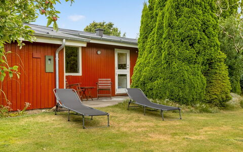 Wiggi - 250M from the Sea: Meubles, Table, Mobilier De Jardin, Tableau De Plein Air, Chaise, Tache De Bois, Ombre, Arrière-Cour, Chalet, Table Cuisine Et Salle A Manger