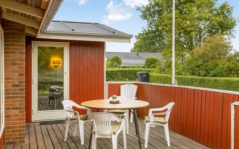 Wiggi - 250M from the Sea: Meubles, Table, Mobilier De Jardin, Tableau De Plein Air, Chaise, Tache De Bois, Ombre, Arrière-Cour, Chalet, Table Cuisine Et Salle A Manger
