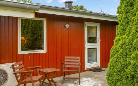 Wiggi - 250M from the Sea: Meubles, Table, Mobilier De Jardin, Tableau De Plein Air, Chaise, Tache De Bois, Ombre, Arrière-Cour, Chalet, Table Cuisine Et Salle A Manger