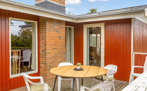 Wiggi - 250M from the Sea: Meubles, Table, Mobilier De Jardin, Tableau De Plein Air, Chaise, Tache De Bois, Ombre, Arrière-Cour, Chalet, Table Cuisine Et Salle A Manger