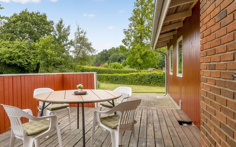 Wiggi - 250M from the Sea: Meubles, Table, Mobilier De Jardin, Tableau De Plein Air, Chaise, Tache De Bois, Ombre, Arrière-Cour, Chalet, Table Cuisine Et Salle A Manger