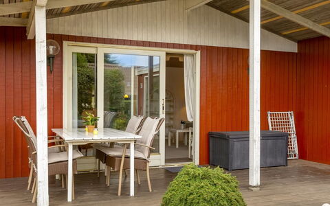 Wiggi - 250M from the Sea: Bois, Meubles, Porte, Sol, Chaise, Domicile, Sol, Porche, Tache De Bois, Ombre