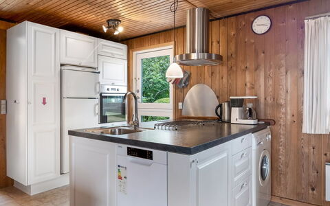 Wiggi - 250M from the Sea: Cuisine, Appareil De Cuisine, Principaux Appliance, Bois, Comptoir, Plafond, Design Intérieur, Électroménager, Sol, Réfrigérateur