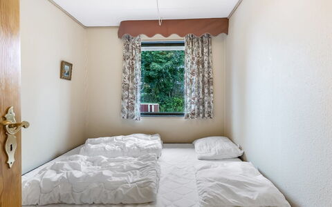 Wiggi - 250M from the Sea: Mur, Lit, Chambre, Bois, Design Intérieur, Sol, Sol, Drap De Lit, Meubles, Literie