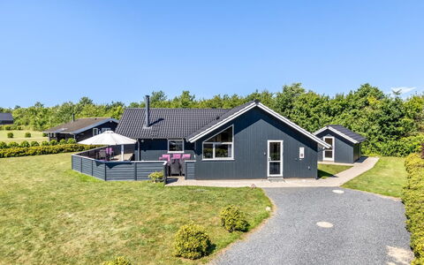 Rosamunde - 700M from the Sea: Toit, Maison, Domicile, Chalet, Siding, Biens, Allée, Batiments Jardin, Cour, Cabanon