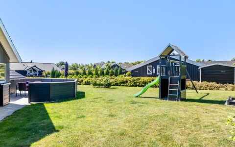 Rosamunde - 700M from the Sea: Toit, Maison, Domicile, Chalet, Siding, Biens, Allée, Batiments Jardin, Cour, Cabanon