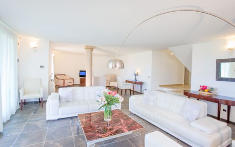 Villa Fico D'india 1: Sol, Meubles, Design Intérieur, Sol, Canapé, Plafond, Salon, Éclairage, Table