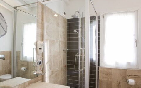 Villa Fico D'india 2: Salle De Bains, Sol, Luminaire Plomberie, Sol, Design Intérieur, Évier, Lavabo, Plafond, Toilette, Plomberie