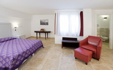 Villa Leccio 1: Meubles, Design Intérieur, Sol, Sol, Plafond, Pièce, Chambre, Lit, Éclairage, Table