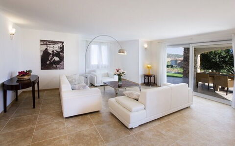 Villa Leccio 1: Meubles, Sol, Design Intérieur, Canapé, Plafond, Sol, Salon, Pièce, Domicile