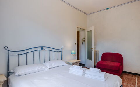 Ghiba: Lit, Chambre, Cadre De Lit, Literie, Appartement, Drap De Lit, Hôtel, Linge