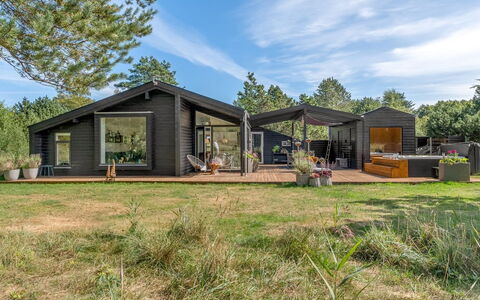 Eilke - 2Km from the Sea: Bleu, Arbuste, Chalet, Couverture De Sol, Jardin, Biens, Ombre, Aménagement Paysager, Ferme, Eco Hôtel