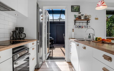 Eilke - 2Km from the Sea: Bleu, Arbuste, Chalet, Couverture De Sol, Jardin, Biens, Ombre, Aménagement Paysager, Ferme, Eco Hôtel
