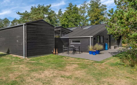 Eilke - 2Km from the Sea: Bleu, Arbuste, Chalet, Couverture De Sol, Jardin, Biens, Ombre, Aménagement Paysager, Ferme, Eco Hôtel