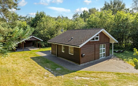 Angantir - 4.8Km from the Sea: Bois, Meubles, Appartement, Pièce, Plafond, Tache De Bois, Chaise, Dur, Vernis, Lumber