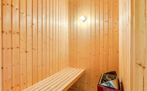 Angantir - 4.8Km from the Sea: Bois, Meubles, Appartement, Pièce, Plafond, Tache De Bois, Chaise, Dur, Vernis, Lumber