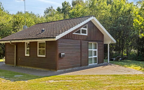Angantir - 4.8Km from the Sea: Bois, Meubles, Appartement, Pièce, Plafond, Tache De Bois, Chaise, Dur, Vernis, Lumber