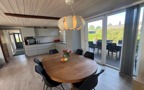Elja - 400M from the Sea: Meubles, Sol, Design Intérieur, Bois, Sol, Plafond, Table Cuisine Et Salle A Manger, Chaise, Table, Salle À Manger