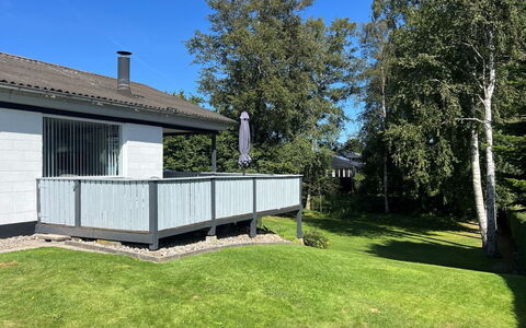 Elja - 400M from the Sea: Porche, Arbuste, Lot Terre, Domicile, Ombre, Chalet, Jardin, Pelouse, Clôture, Siding