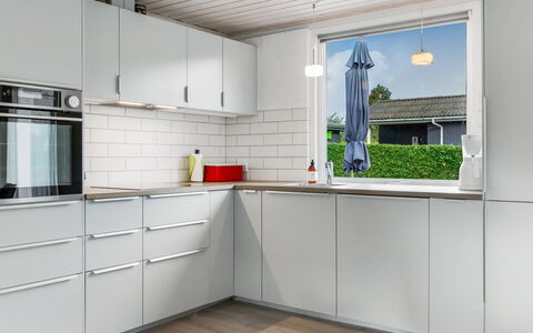 Elja - 400M from the Sea: Cuisine, Sol, Appareil De Cuisine, Comptoir, Cabinetry, Design Intérieur, Sol, Principaux Appliance, Evier, Électroménager