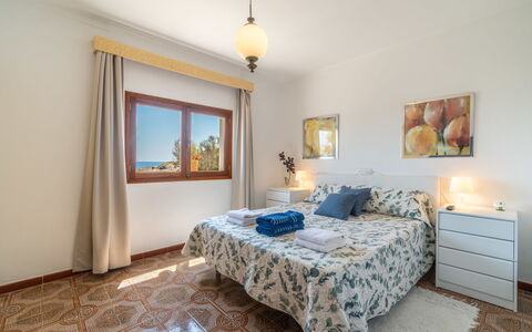 Villa Can Rosito: Meubles, Design Intérieur, Sol, Lit, Sol, Chambre, Bois, Pièce, Plafond, Drap De Lit