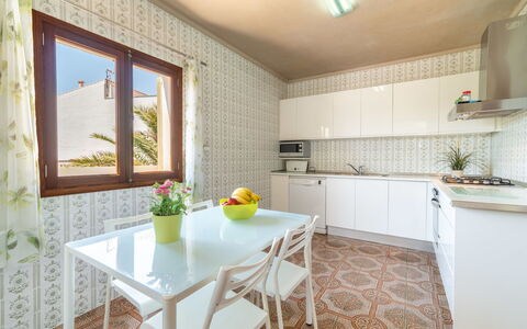 Villa Can Rosito: Sol, Design Intérieur, Sol, Meubles, Pièce, Plafond, Cuisine, Table Cuisine Et Salle A Manger, Comptoir, Tuile