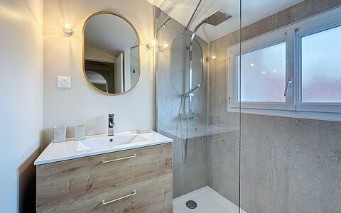 La Nero: Luminaire Plomberie, Sol, Salle De Bains, Sol, Design Intérieur, Plomberie, Armoire De Toilette, Plafond, Robinet, Éclairage