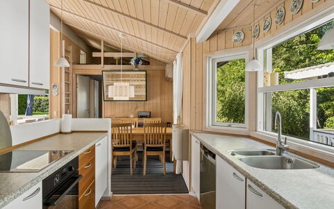 Erko - 575M from the Sea: Bois, Cuisine, Design Intérieur, Plafond, Comptoir, Sol, Sol, Domicile, Principaux Appliance, Cabinetry