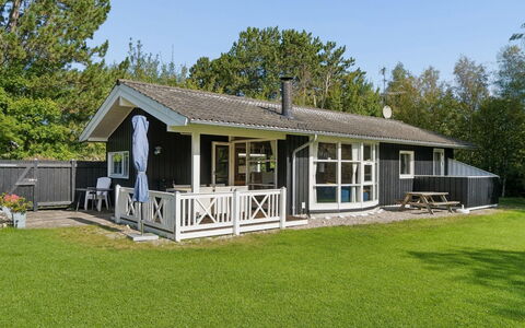 Erko - 575M from the Sea: Porche, Maison, Chalet, Domicile, Toit, Ombre, Biens, Ferme, Siding, Batiments Jardin