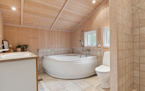 Erko - 575M from the Sea: Sol, Luminaire Plomberie, Design Intérieur, Sol, Bois, Plafond, Salle De Bains, Robinet, Évier, Plomberie
