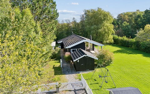Erko - 575M from the Sea: Arbuste, Maison, Domicile, Toit, Chalet, Jardin, Couverture De Sol, Pelouse, Biens, Ombre