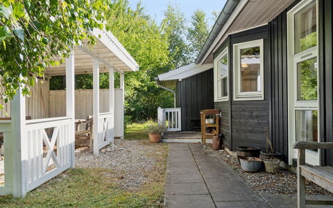 Erko - 575M from the Sea: Siding, Jardin, Chalet, Mobilier De Jardin, Ombre, Cour, Batiments Jardin, Arrière-Cour, Aménagement Paysager, Dur