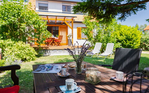 Clarissa: Bleu, Meubles, Mer, Chambre, Design Intérieur, Océan, Linge, Literie, Pièce, Lit