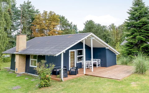 Aleth - 800M from the Sea: Toit, Maison, Domicile, Chalet, Porte, Siding, Plate-Forme, Porche, Planche, Dur
