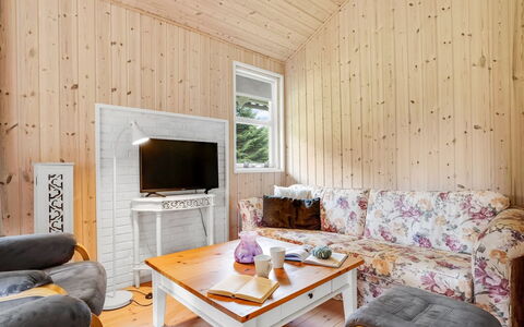 Aleth - 800M from the Sea: Toit, Maison, Domicile, Chalet, Porte, Siding, Plate-Forme, Porche, Planche, Dur