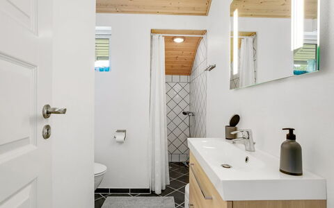 Aleth - 800M from the Sea: Toit, Maison, Domicile, Chalet, Porte, Siding, Plate-Forme, Porche, Planche, Dur