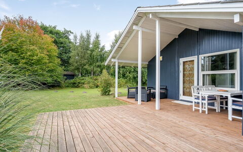 Aleth - 800M from the Sea: Toit, Maison, Domicile, Chalet, Porte, Siding, Plate-Forme, Porche, Planche, Dur