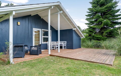 Aleth - 800M from the Sea: Toit, Maison, Domicile, Chalet, Porte, Siding, Plate-Forme, Porche, Planche, Dur
