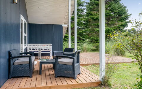 Aleth - 800M from the Sea: Toit, Maison, Domicile, Chalet, Porte, Siding, Plate-Forme, Porche, Planche, Dur