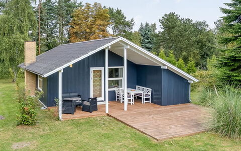 Aleth - 800M from the Sea: Toit, Maison, Domicile, Chalet, Porte, Siding, Plate-Forme, Porche, Planche, Dur