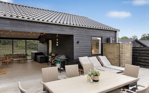 Sigrun - 300M from the Sea: Maison, Toit, Domicile, Chalet, Biens, Ferme, Villa, Porche, Siding