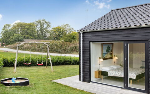 Sigrun - 300M from the Sea: Maison, Toit, Domicile, Chalet, Biens, Ferme, Villa, Porche, Siding