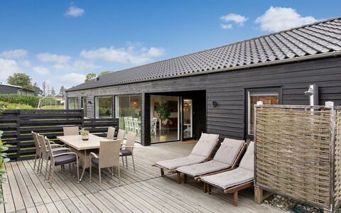 Sigrun - 300M from the Sea: Toit, Maison, Domicile, Chalet, Siding, Biens, Allée, Batiments Jardin, Cour, Cabanon