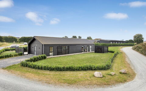 Sigrun - 300M from the Sea: Toit, Maison, Domicile, Chalet, Siding, Biens, Allée, Batiments Jardin, Cour, Cabanon