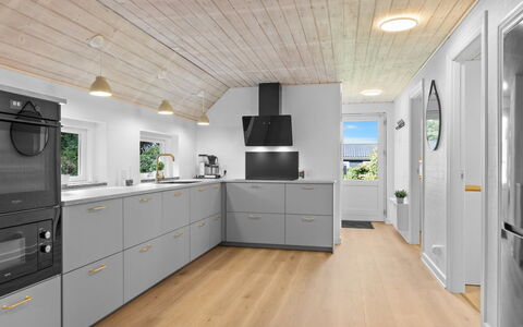 Erle - 830M from the Sea: Sol, Cuisine, Bois, Plafond, Parquet, Sol, Design Intérieur, Comptoir, Appareil De Cuisine, Principaux Appliance