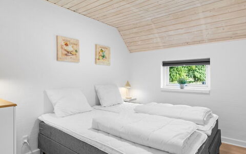 Erle - 830M from the Sea: Bois, Sol, Sol, Chambre, Lit, Plafond, Domicile, Design Intérieur, Literie, Cadre De Lit