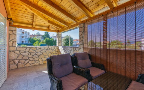 Badi: Bois, Ombre, Porche, Mobilier De Jardin, Plafond, Plate-Forme, Tache De Bois, Chaise, Balcon, Eco Hôtel